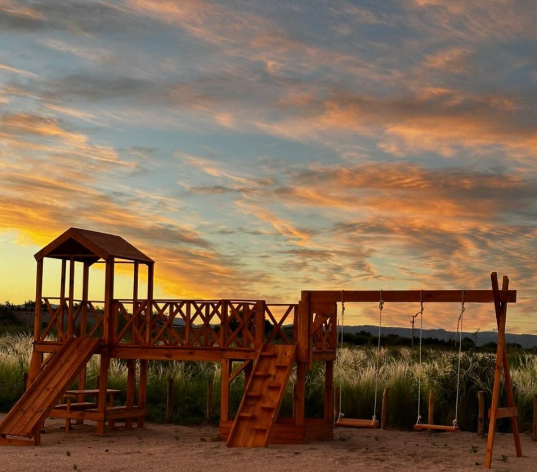 Atardecer naranja sobre el sector de juegos para chicos