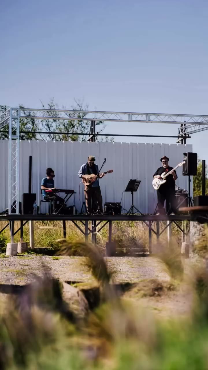 Banda tocando en vivo en el escenario al aire libre
