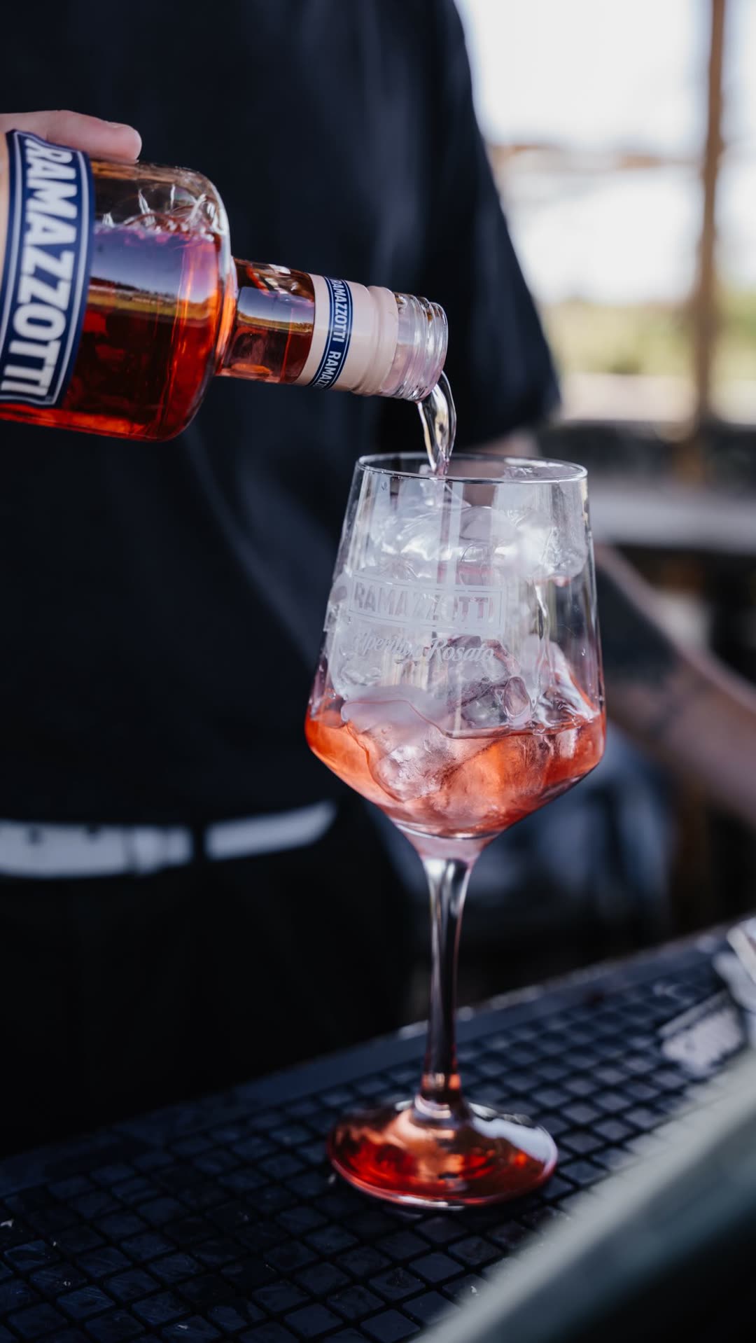 Sirviendo un spritz en la barra