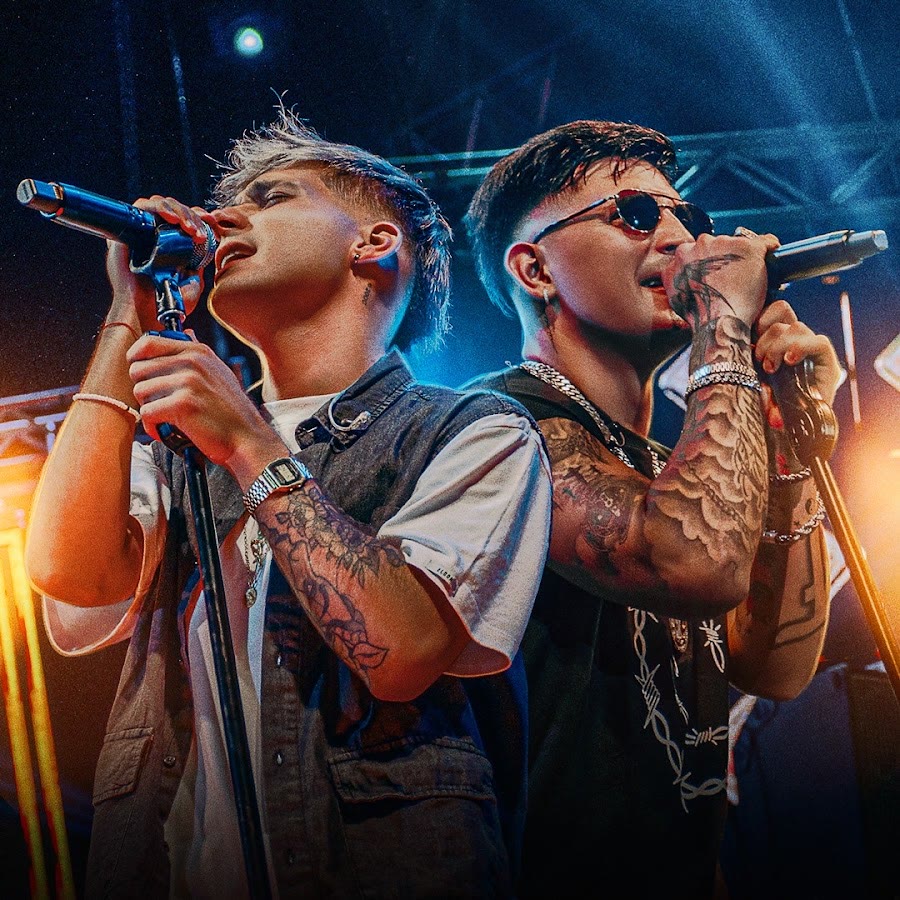 Los dos cantantes de DesaKTa2 en vivo