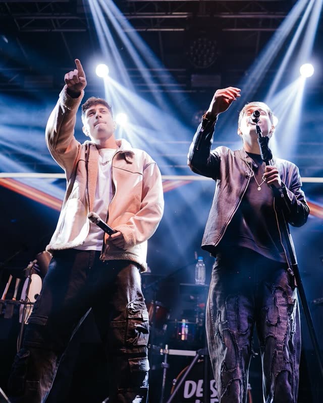 Los cantantes de DesaKTa2 señalando al público