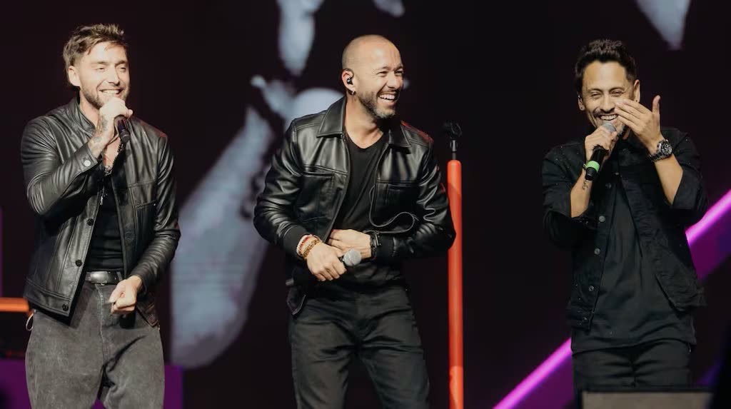 Los cantantes de La K'onga en vivo